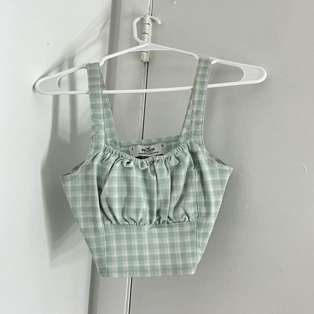 Cute hollister crop top